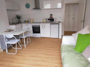 Lovely 2 bedroom with a garden close to the centre